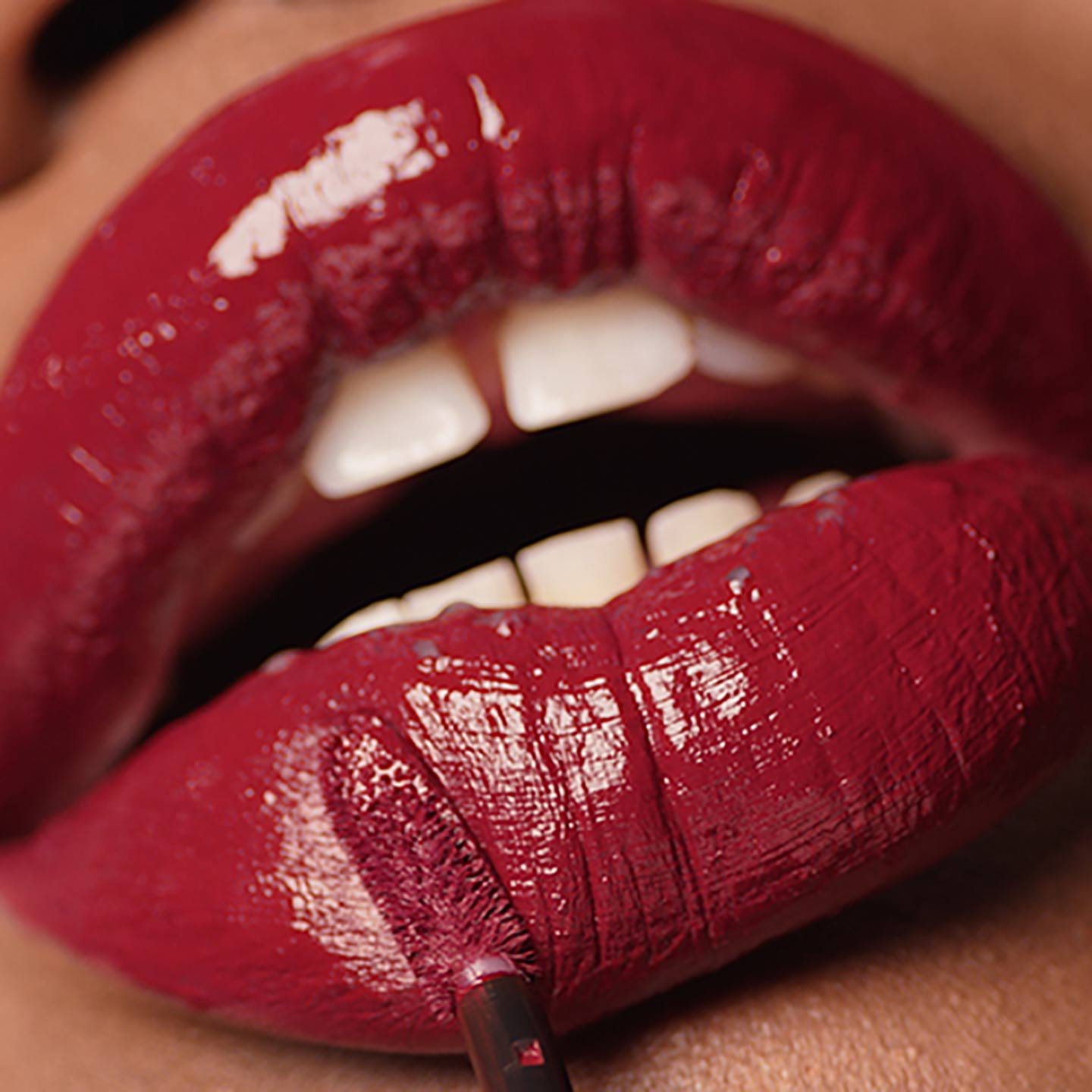 Labios maquillados con Labial Maybelline Super Stay Vinyl Ink