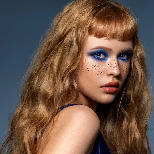 maquillaje azul